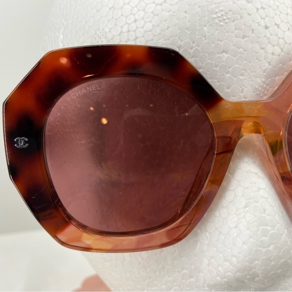 Chanel Tortoise Sunglasses, 19mm, includes box and soft carry case - Picture 10 of 12